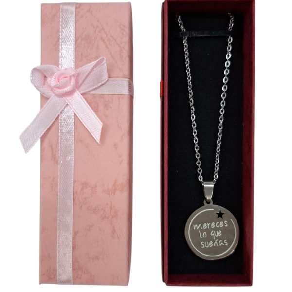 Cadena acero con dige frase "mereces lo que sueñas" en estuche- 8103
