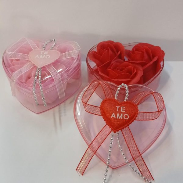 Caja acrilica corazon con peetalos 8x5 cm-32032