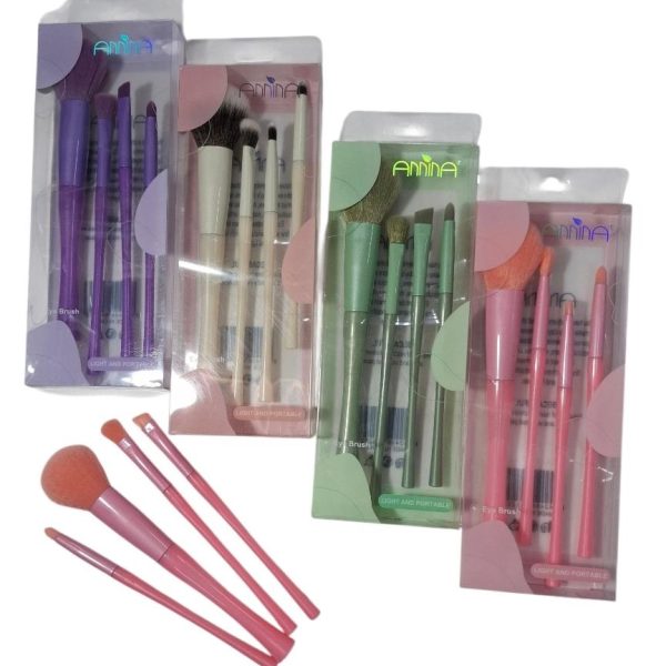 Set 4 brochas para maquillaje en caja visora transparente- 49716